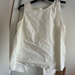 It had 3 layers in the back exposing the cross tie